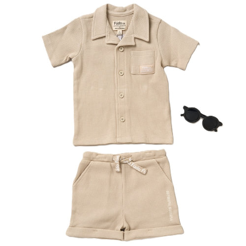 CREAM WAFFLE FABRIC SHIRT & SHORT OUTFIT WITH SUNGLASSES